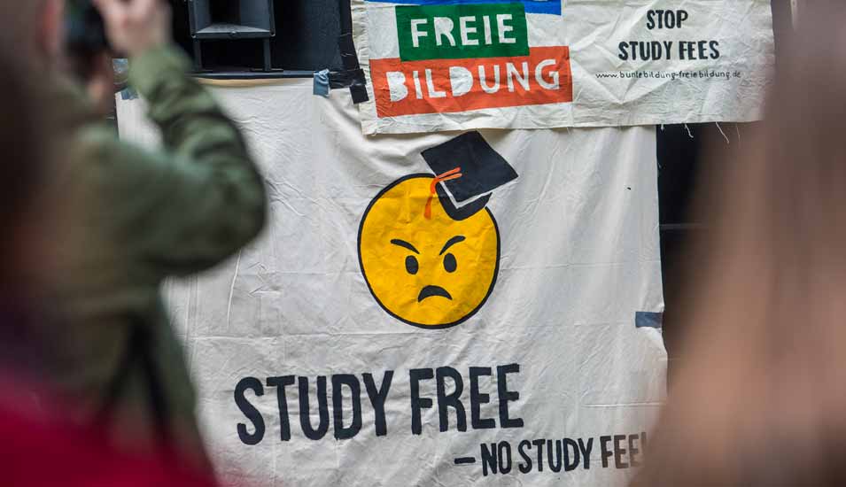 Banner und Plakate bei einer Protestaktion gegen Studiengebühren in Baden-Württemberg im April 2017.