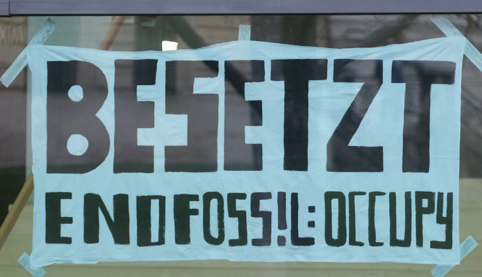 Banner mit der Aufschrift "Besetzt EndFossil: Occupy".