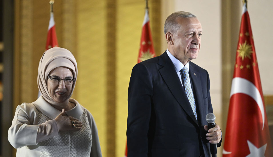 Nach dem Wahlsieg: Recep Tayyip Erdoğan begrüßt mit seiner Frau Massen von Anhängerinnen und Anhängern.