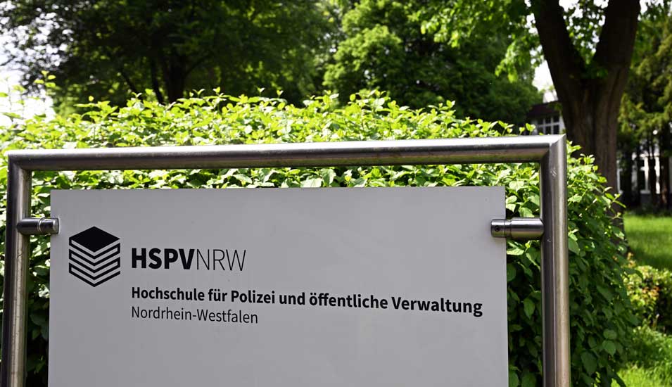 Nachdem der Lehrauftrag von Bahar Aslan nicht verlängert wurde: Ein Schild weist auf die Hochschule für Polizei und öffentliche Verwaltung Nordrhein-Westfalen hin.