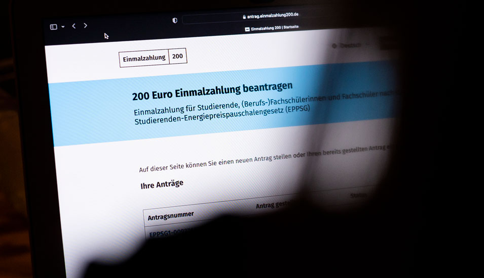 Blick auf einen Computerbildschirm mit dem Antragsformular der 200-Euro-Einmalzahlung.