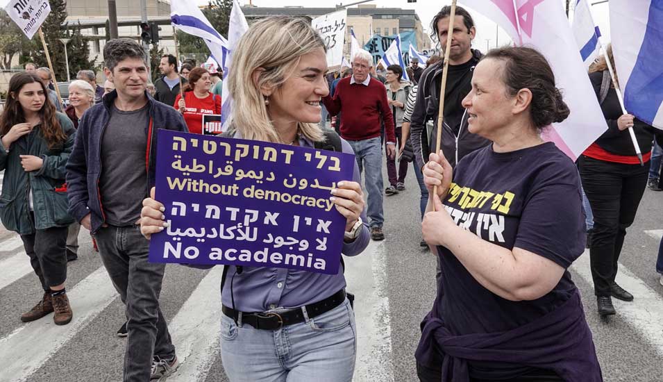 Demonstrierende ziehen im März 2023 mit Protestschildern gegen die geplante Justizreform durch Jerusalem, ausgehend von der Hebräischen Universität.