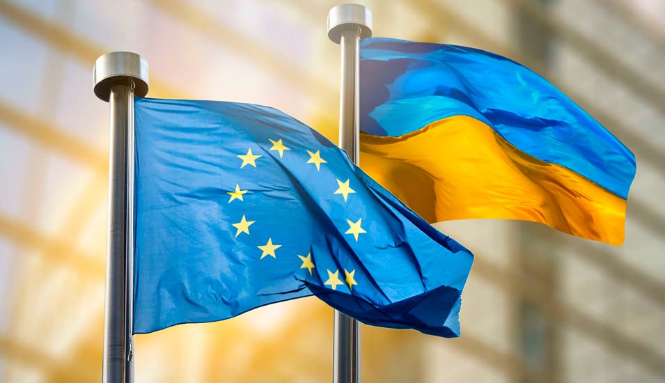 Fahne der EU und Fahne der Ukraine