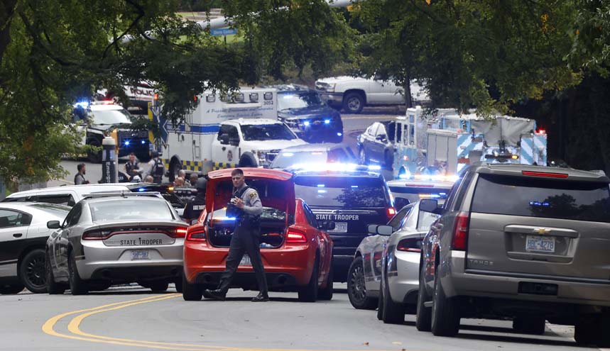 Einsatzwagen und ein Polizist bei einer Straßensperrung in North Carolina
