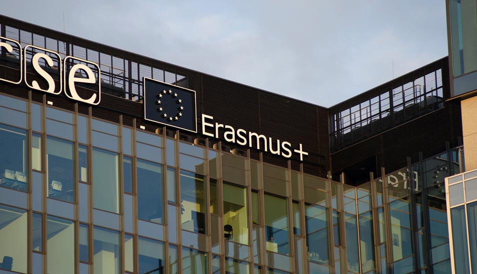 Ein Schriftzug von Erasmus+ an einem Gebäude in Warschau.