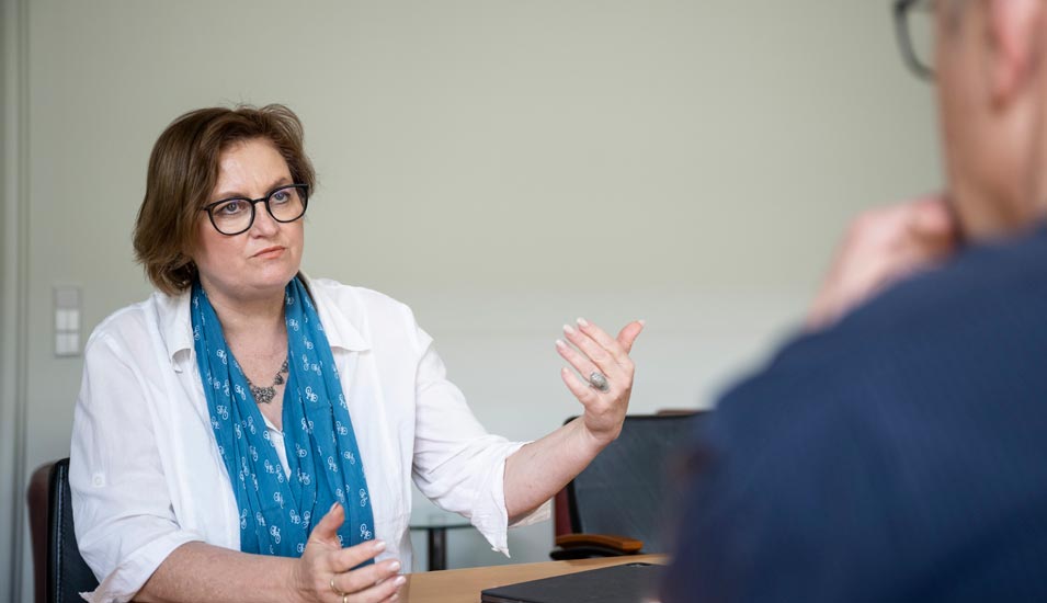Ina Czyborra (SPD), Berliner Senatorin für Wissenschaft, Gesundheit und Pflege, in einem Gespräch.