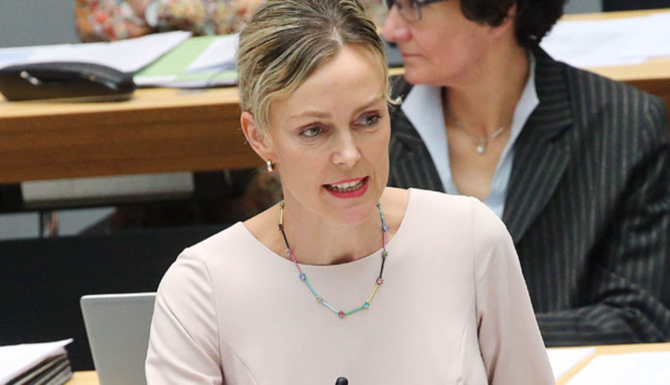 Manja Schreiner während einer Fragestunde in der Plenarsitzung des Berliner Abgeordnetenhauses Fragen von Abgeordneten.