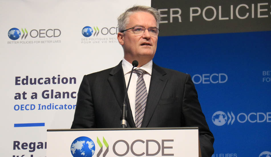 OECD-Generalsekretär Mathias Cormann steht an einem Podium und stellt die Ergebnisse des Jahresberichts der Organisation über die Bildung in den Mitgliedsländern in Paris vor