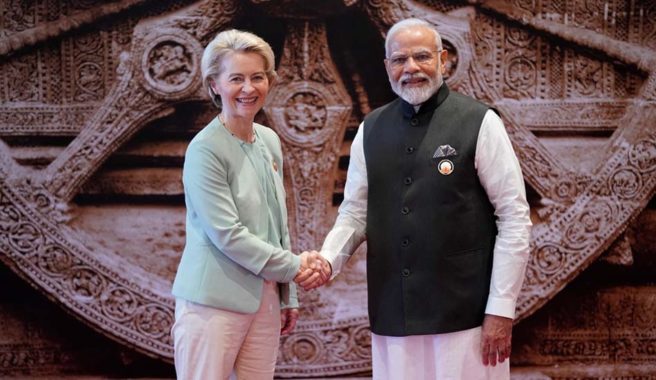 Urusla von der Leyen schüttelt Indiens Premierminister Narendra Modi die Hand