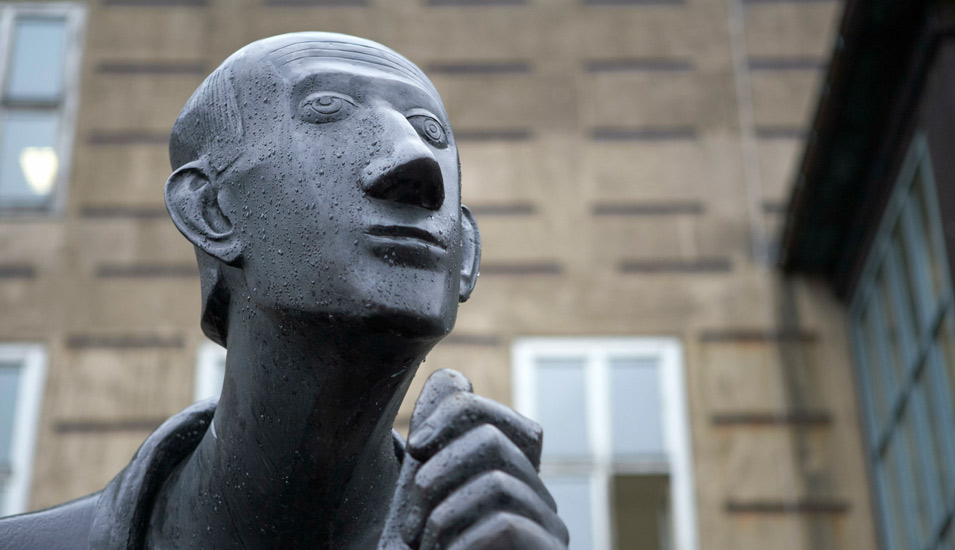 Zu sehen ist der Kopf der Albert-Magnus-Statue vor der Universität Köln. 