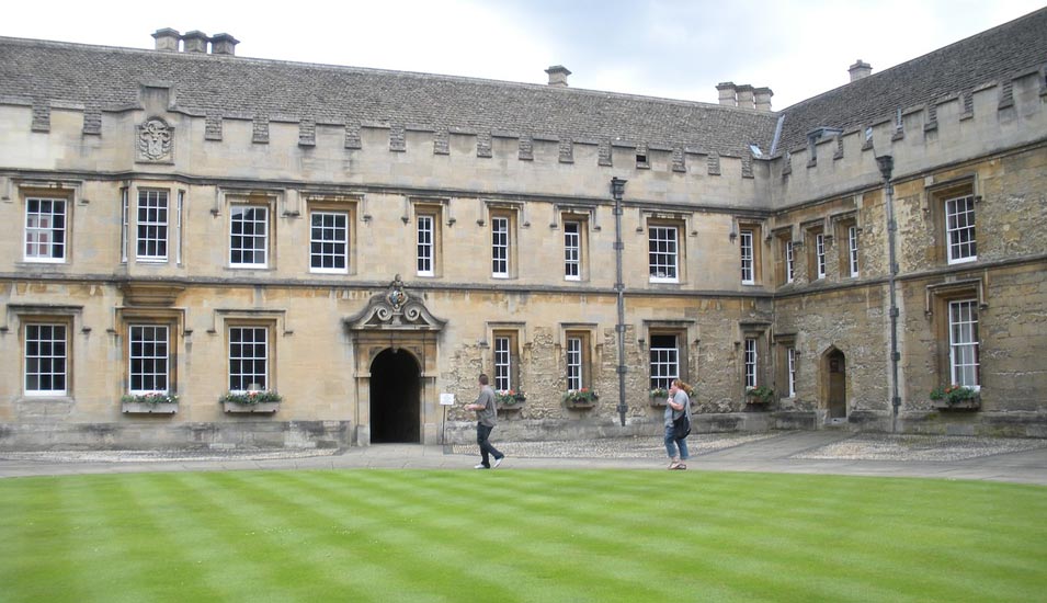 Der Campus des Oxford College in England mit einigen Studierenden. 