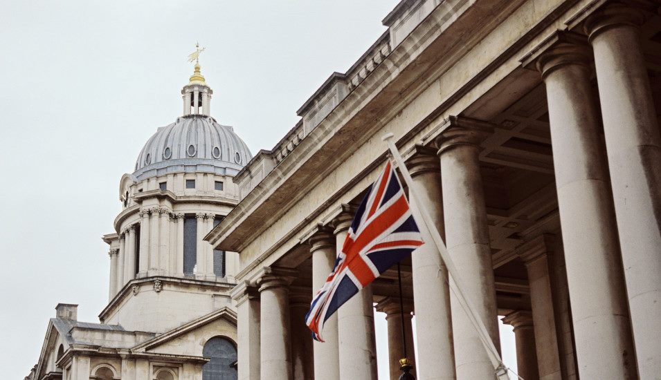 Das Bild zeigt die University of Greenwich in London mit dem Union Jack.