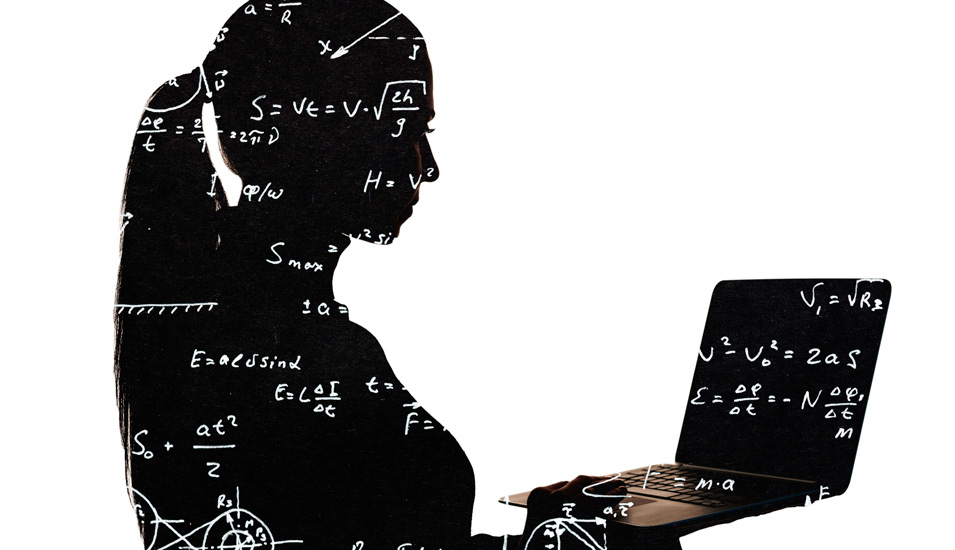 Die grafisch dargestellte schwarze Silouhette einer langhaarigen Frau am Laptop ist zu sehen, erfüllt mit mathematischen Kreidezeichen. 