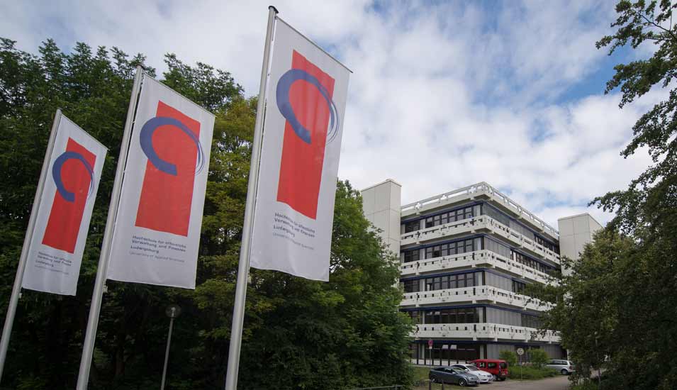 Flaggen wehen vor der Hochschule für Verwaltung und Finanzen Ludwigsburg