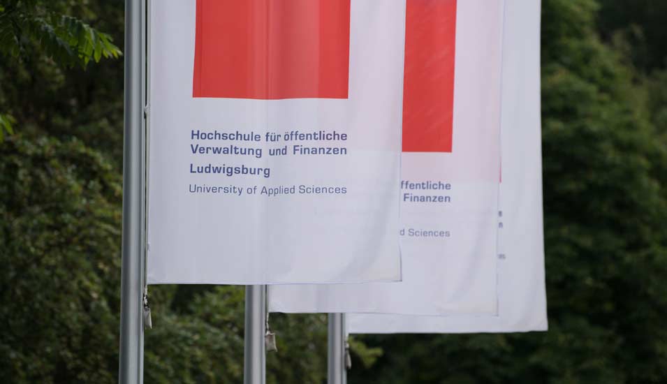 Zwei Fahnen der Verwaltungshochschule Ludwigsburg