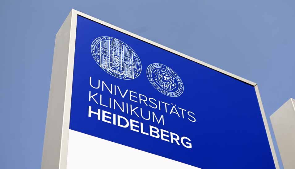 Logo des Universitäts Klinikums Heidelberg auf einem Schild