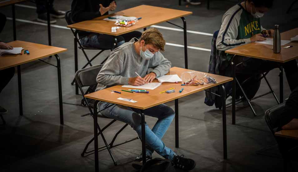 Ein Student mit Maske während einer Prüfung