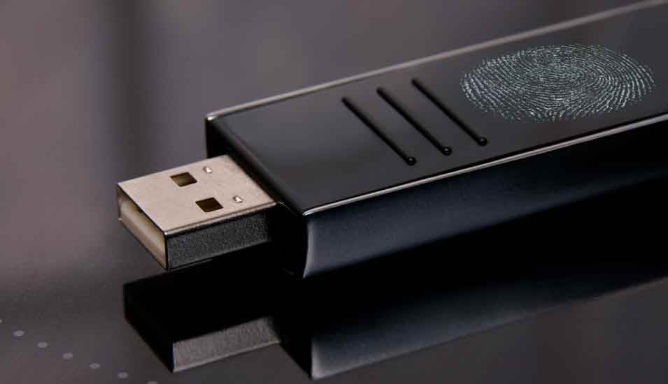 schwarzer USB-Stick mit Fingerabdruck auf der Außenseite