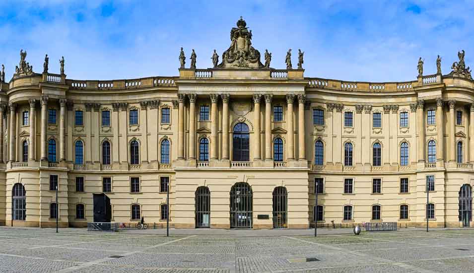 Fassade der Juristischen Fakultät der Humboldt Universität zu Berlin.