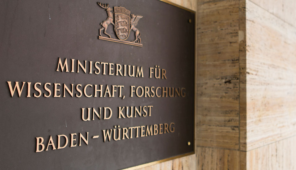 Aufschrift am Gebäude "Ministerium für Wissenschaft, Forschung und Kunst Baden Württemberg".