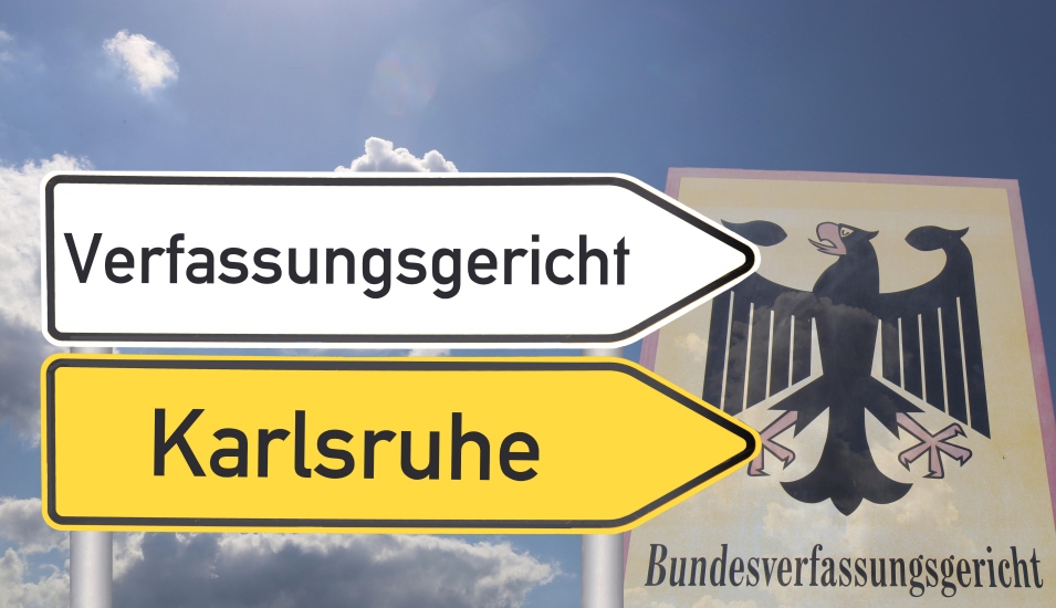 Das Foto zeigt Schildern mit dem Schriftszug "Bundesverfassungsgericht" und "Karlsruhe".