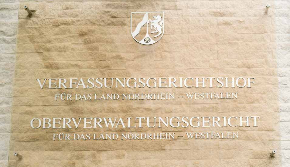 Schild am Eingang des Oberverwaltungsgericht und Verfassungsgerichtshof des Landes Nordrhein-Westfalen in Münster