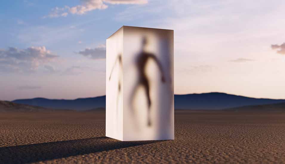 Silhouette einer Person in einem Eisklotz mitten in einer Wüste