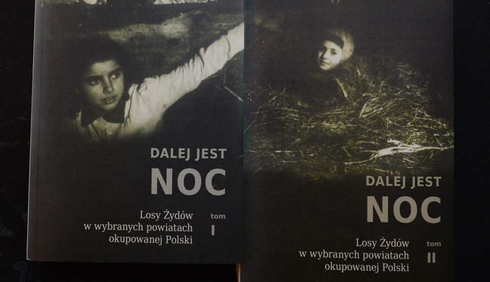 Buchcover der beiden Bände von "Dalej jest noc" ("Und immer noch ist Nacht"), wegen denen die polnischen Holocaust-Forschenden verklagt worden waren.