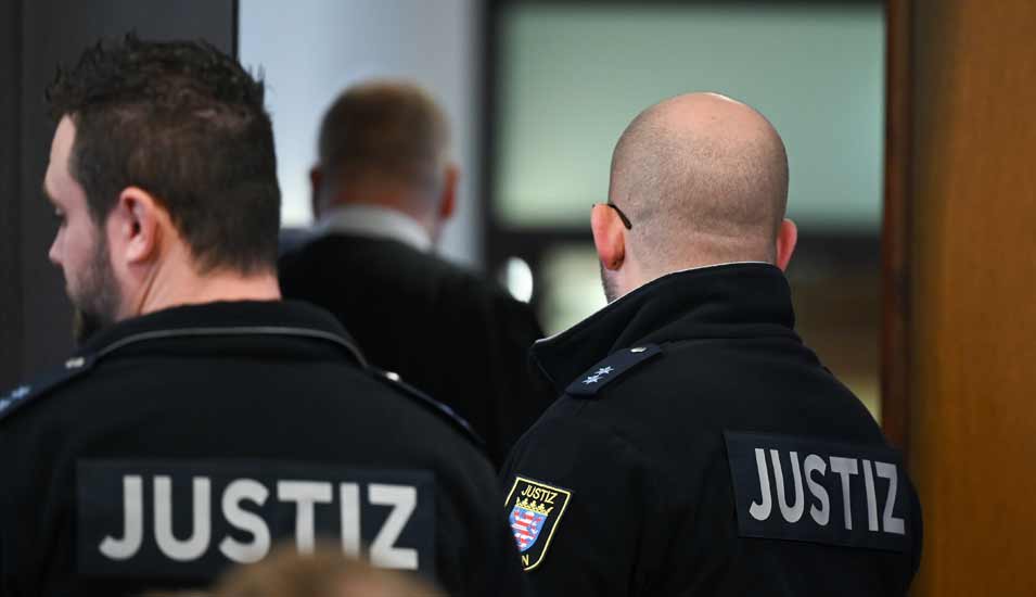 Justizbeamte warten während des Sicherungsverfahrens im Gerichtssaal des Landgerichts Darmstadt auf die Angeklagte.