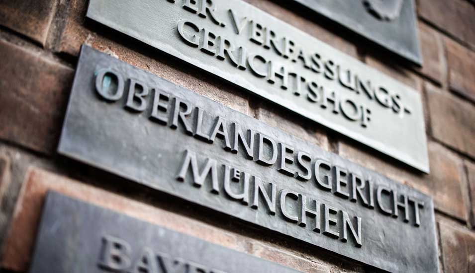 Fassade des Oberlandesgerichts München mit dieser Aufschrift.
