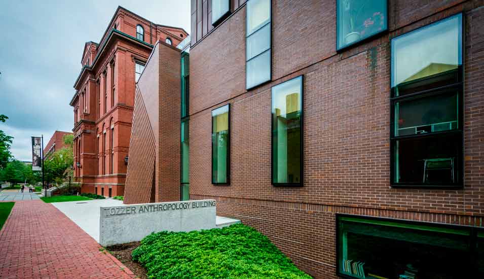 Außenansicht des Tozzer Anthropology Gebäudes an der Harvard University in Cambridge, Massachusetts