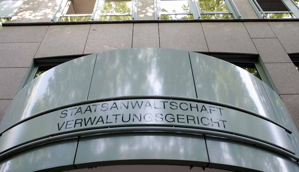 Eingang zum Gebäude des Verwaltungsgerichts und der Staatsanwaltschaft Berlin