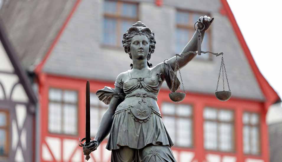Figur der Justitia auf dem Gerechtigkeitsbrunnen auf dem Römerberg in Frankfurt am Main.
