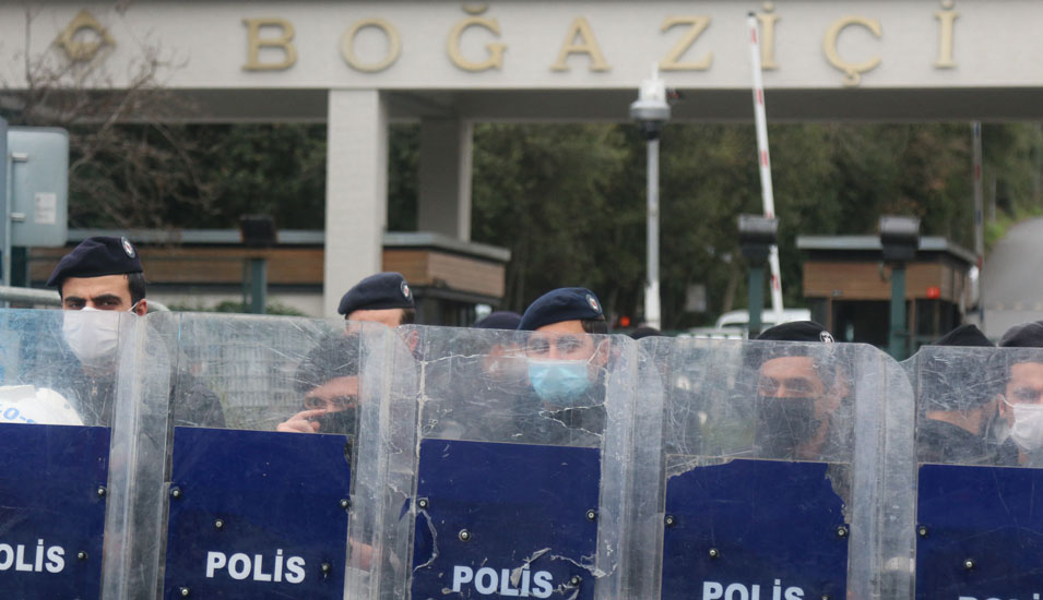 Polizisten stehen mit Schutzschilden vor den Toren der Bogazici Universität in Istanbul während der Studierendenproteste Anfang 2021.