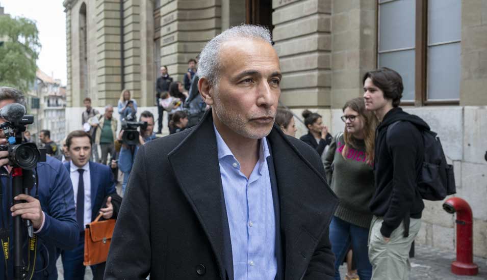 Der schweizer Islamwissenschaftler Professor Tariq Ramadan verlässt das Gerichtsgebäude nach der Urteilsverkündung.