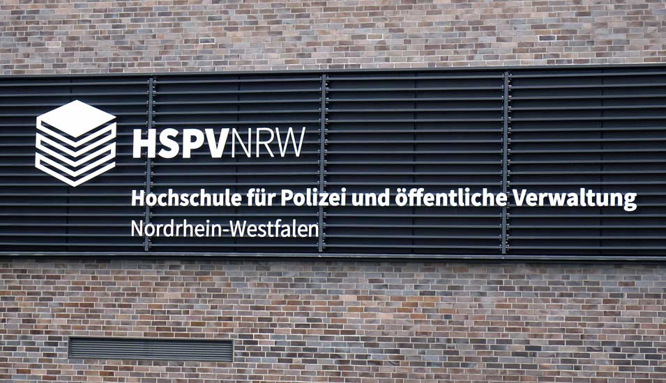 Zu sehen ist das Gebäude-Logo der Hochschule für Polizei und Verwaltung NRW