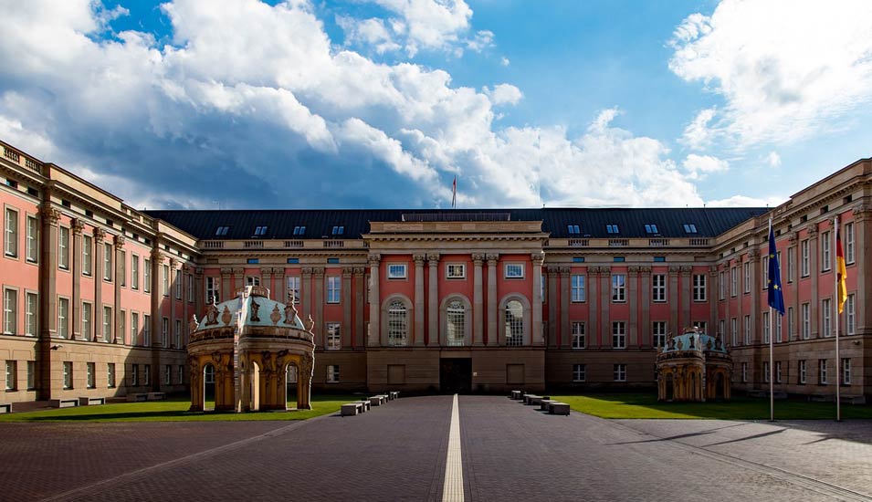Sonnige Frontalansicht des Landtags Brandenburg im Stadtschloss Potsdam