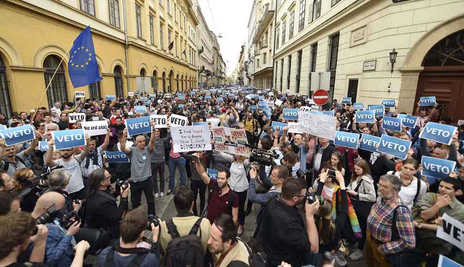 Demonstranten für die akademische Freiheit in Budapest
