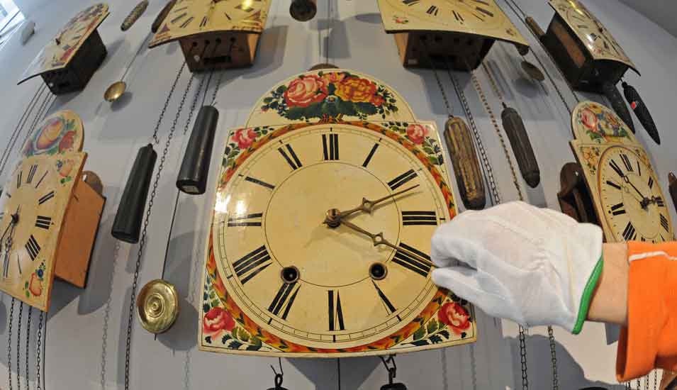 Das Foto zeigt, wie eine Uhr im Uhrenmuseum Furtwangen umgestellt wird.
