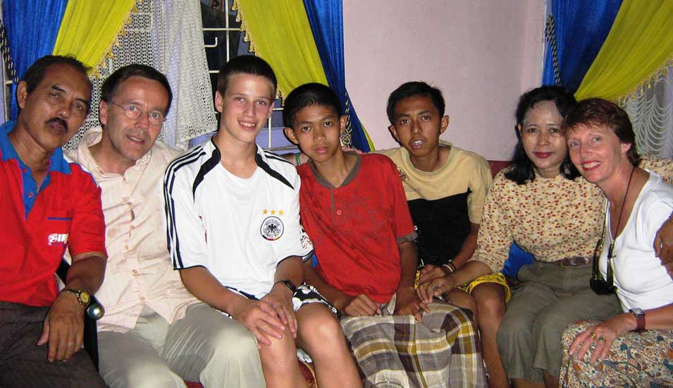 Christoph Antweiler mit Familie und indonesischer Gastfamilie