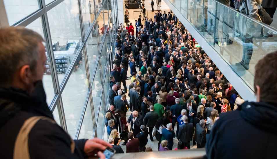 Das Foto zeigt Zuschauer, die eine sog. "Hammelsprung-Abstimmung" von Bundestagsabgeordneten beobachten.