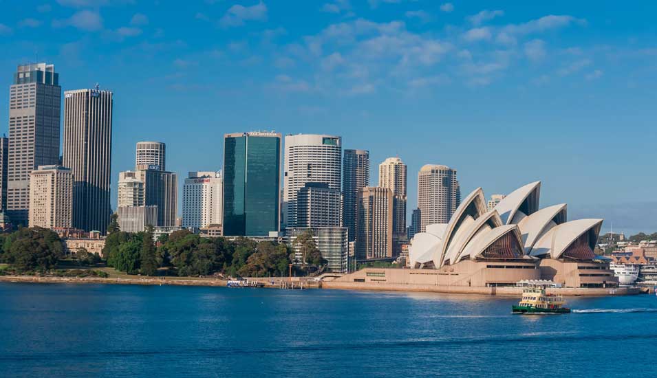Das Foto zeigt eine Stadtansicht vom Meer von Sydney in Australien