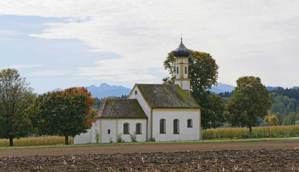 Das Foto zeigt die Wallfahrtskirche St Johann bei Raisting in Oberbayern.