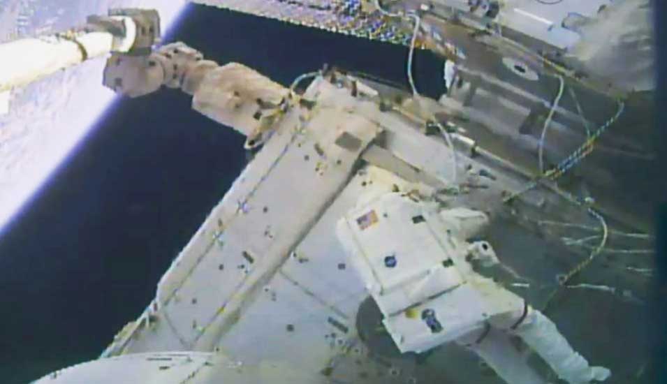 Das Foto zeigt einen Astronauten beim Ausseneinsatz an der internationalen Raumstation ISS