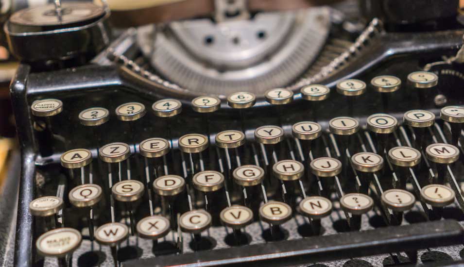Das Foto zeigt die Tastatur einer alten Schreibmaschine.
