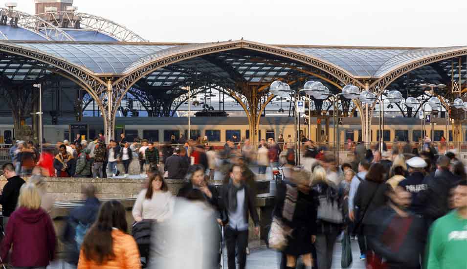 Das Foto zeigt Menschen vor dem Kölner Hauptbahnhof.