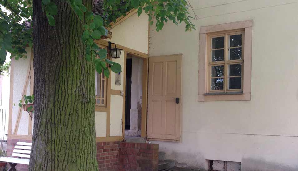 offene Eingangstür und Außenansicht von Nietzsches Geburtshaus