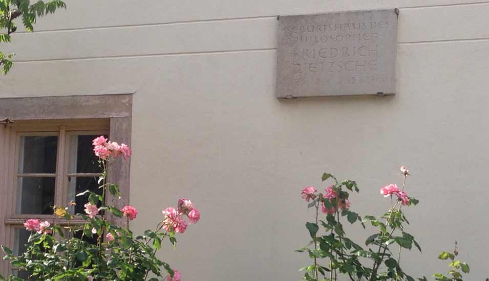 Tafel an der Hauswand weißt auf Nietzsches Geburtshaus hin