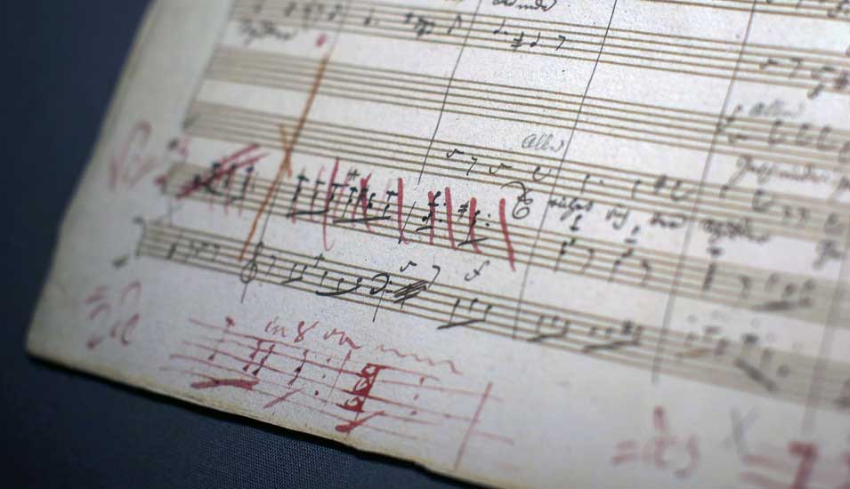 altes Notenblatt, welches der Komponist Ludwig van Beethoven zu seinen Lebzeiten seinem Lektor mit Änderungsanweisungen in roter Farbe zurückgeschickt hatte