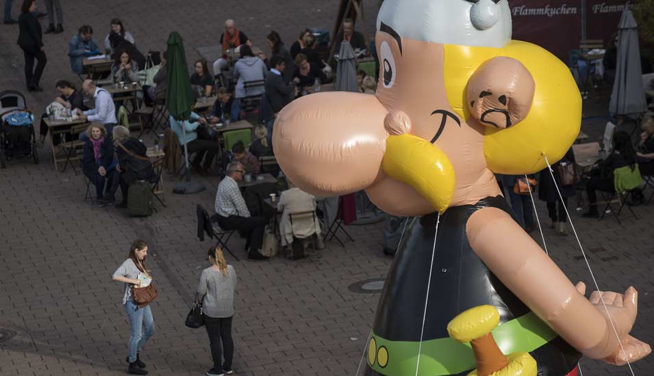 übergroße Asterix-Figur vor Menschenmenge